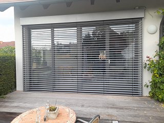 Raffstoren an Terrassentüren, umgesetzt von der Schuhbauer junior GmbH