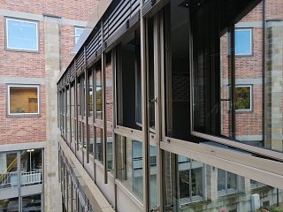 Raffstoren an großer Fensterfront, umgesetzt von der Schuhbauer junior GmbH